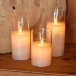 Set De 3 Bougies En Cire, Verre LED Flamme En Mouvement - H 12,5 Et 17,5 Cm Et D 7,5 Cm -Maison Eclat Boutique set de 3 bougies en cire verre led flamme en mouvement h 12 5 et 17 5 cm et d 7 5 cm 8024199044777 536253