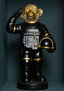 Singe Astronaute Noir Et Doré Astrid L 21 Cm -Maison Eclat Boutique singe astronaute noir et dore astrid l 21 cm 5400924267827 1368994